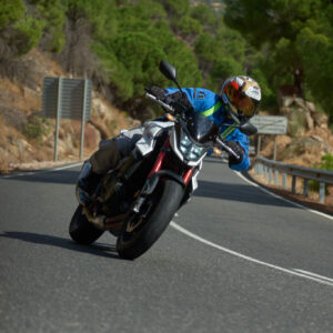 Alumno conduciendo una moto durante un curso de ASR Escuela de Conducción en Madrid