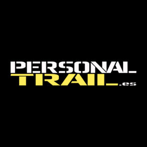 Perfil de usuario en Facebook mostrando persona con moto tipo trail, fondo neutro.